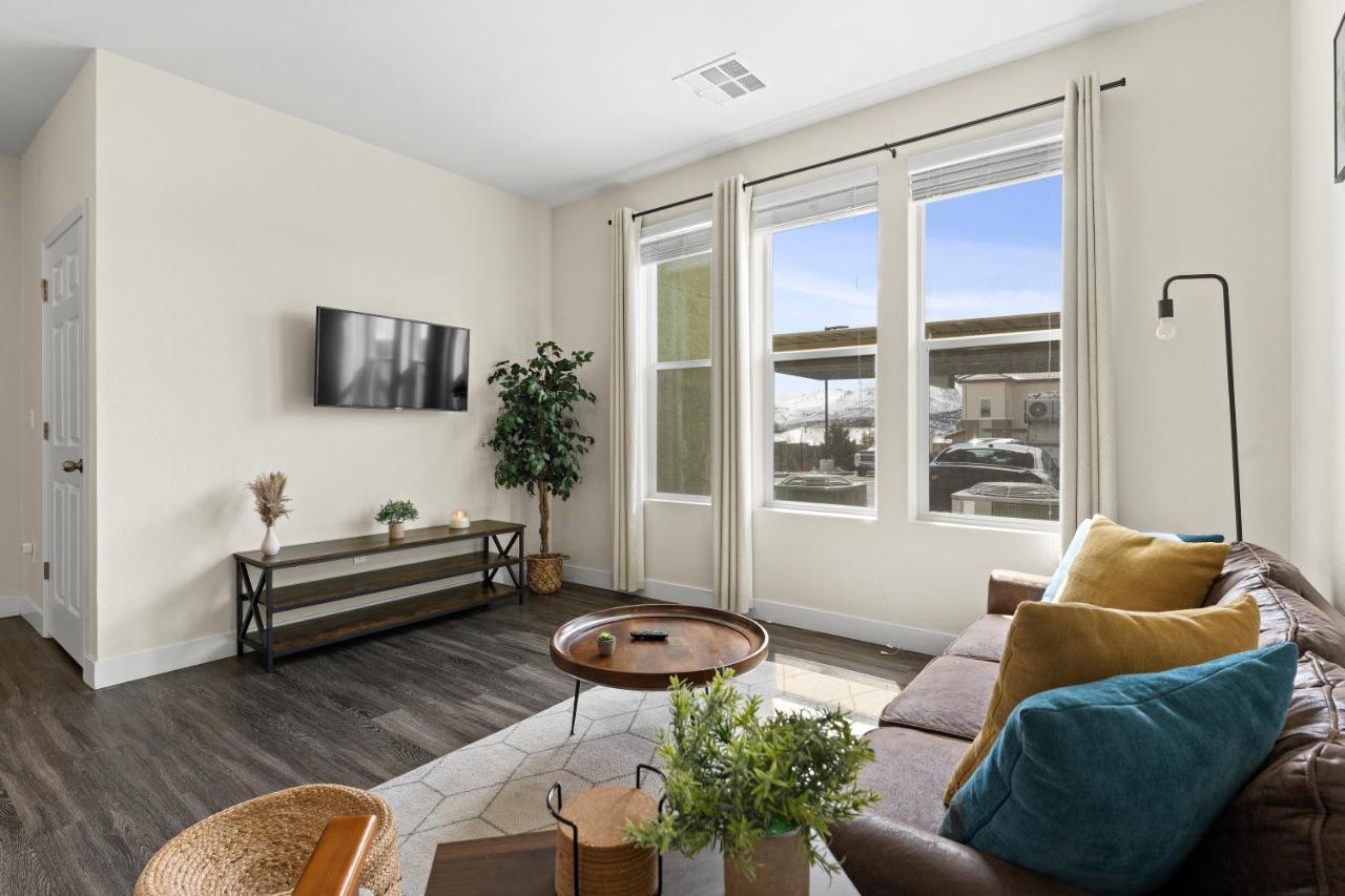 Luxury Retreat - King Beds, Hot Tub, & Pool - Family & Remote Work Friendly Apartment Reno Exterior photo