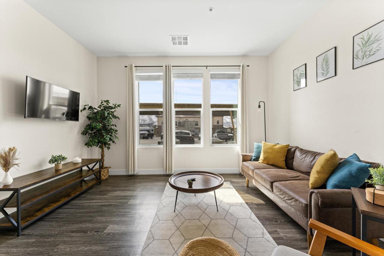 Luxury Retreat - King Beds, Hot Tub, & Pool - Family & Remote Work Friendly Apartment Reno Exterior photo